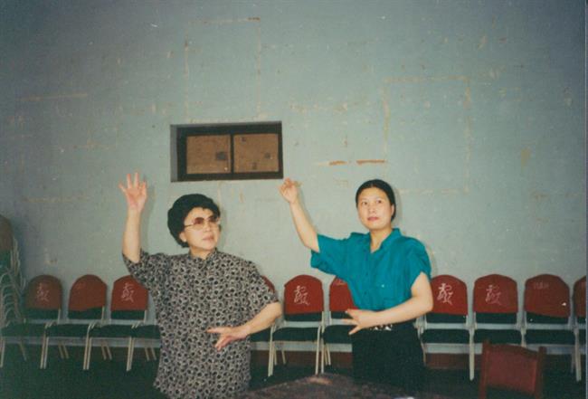 越剧表演艺术家徐玉兰给周伟君排戏.jpg