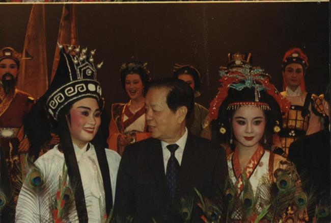 时任国务院副总理、外交部长钱其琛与《西施断缆》演员合影.jpg