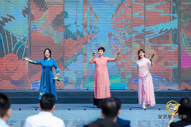 在西湖文化广场，教师张聿、耿绿洁、郑佳艳表演越剧、昆曲、京剧联唱.jpg