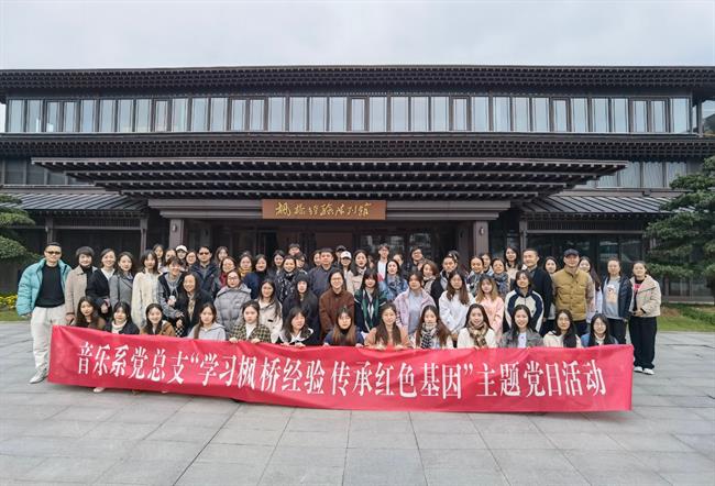 陈列馆门前合影.jpg